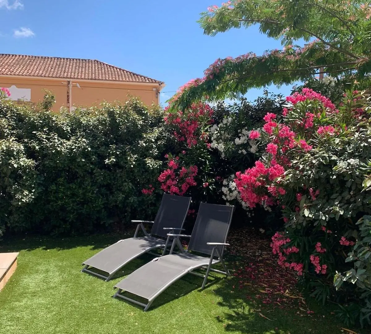 Maison Jasmin, Modern, Air-Conditioned 2-Bed With Lovely Terrace & Communal Pool Le Plan-de-la-Tour 0*,  France